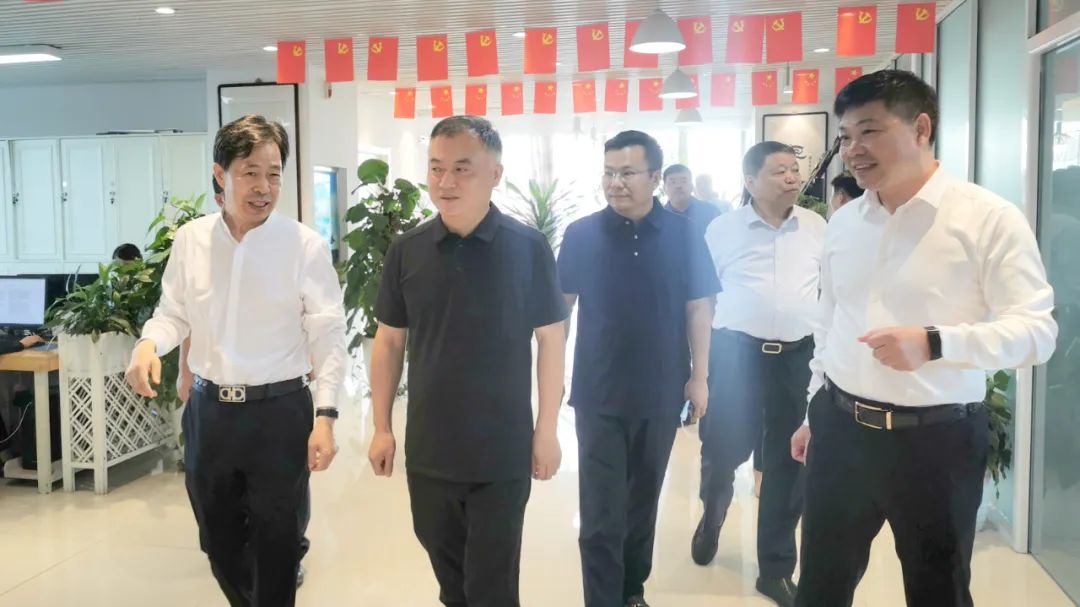 新密市委常委、政法委書記劉軍杰一行蒞臨榮盛科技集團調(diào)研指導(dǎo)